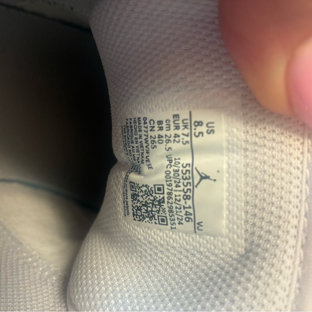 Nike Jordan White and Navy Low-Top Sneakers - Picture 7 of 10